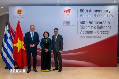 Đại sứ Phạm Thị Thu Hương và Thứ trưởng Bộ Phát triển Hy Lạp Stavros Kalafatis tại buổi lễ. (Ảnh: TTXVN phát)