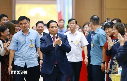 Thủ tướng Phạm Minh Chính đến Hội nghị gặp mặt các doanh nghiệp với chủ đề “80 năm doanh nghiệp đồng hành cùng đất nước.” (Ảnh: Dương Giang/TTXVN)