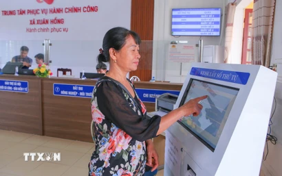 Người dân bấm số thứ tự để làm thủ tục hành chính tại Trung tâm phục vụ hành chính công xã Xuân Hồng, Ninh Bình. (Ảnh: Công Luật/TTXVN)