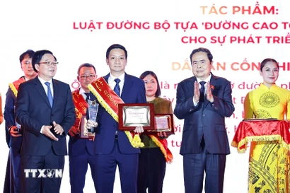 Chủ tịch Quốc hội Trần Thanh Mẫn tôn vinh Gương sáng pháp luật lần thứ Ill. (Ảnh: Doãn Tấn/TTXVN)