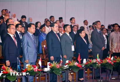 Chủ tịch Quốc hội Trần Thanh Mẫn và đại biểu thực hiện nghi thức tại Lễ khai mạc Đại hội đồng AIPA-46. (Ảnh: Doãn Tấn/TTXVN)