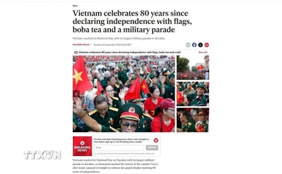 Bài báo đăng ngày 2/9/2025 trên Tờ The Independent (Anh) mô tả chi tiết Lễ kỷ niệm, diễu binh, diễu hành hành dưới sự cổ vũ nồng nhiệt của người dân trong sắc áo cờ đỏ sao vàng. (Ảnh: Minh Hợp/TTXVN)