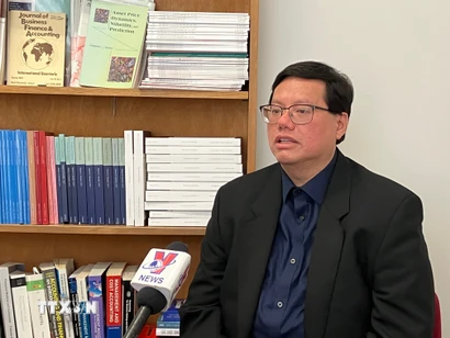 Phó Giáo sư, Tiến sỹ Hồ Quốc Tuấn, Đại học Bristol (Anh) trả lời phỏng vấn của phóng viên TTXVN tại Anh. (Ảnh: Hữu Tiến/TTXVN)