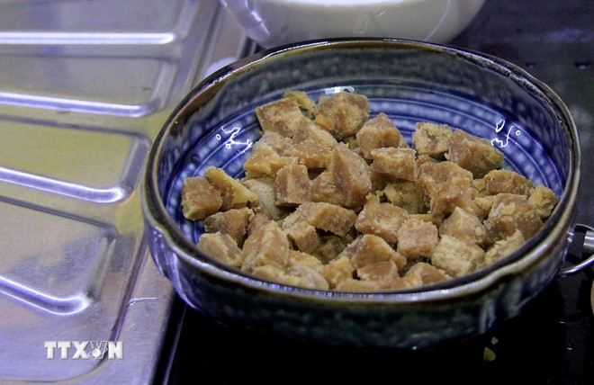 Sukker i terninger for å lage fyllet til banh troi. (Foto: Thuy Duong/VNA) ttxvn-duong-phen-2.jpg