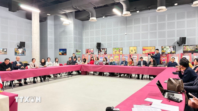 សិល្បករ ផលិតករ និងអ្នករិះគន់ភាពយន្តវៀតណាម និងបារាំងជាច្រើននាក់បានចូលរួមកិច្ចពិភាក្សានេះ។ (រូបថត៖ Huu Chien/VNA) ttxvn-toa-dam-dien-anh-viet-phap-2.jpg