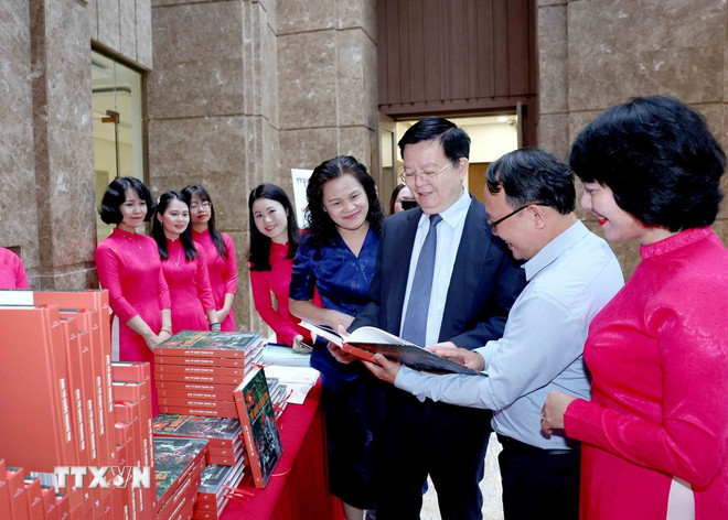 Phó Thủ tướng Chính phủ Mai Văn Chính, tham quan trưng bày sách ảnh "A80: Tổ quốc trong tim" do Nhà xuất bản Thông tấn - Thông tấn xã Việt Nam biên soạn, xuất bản. (Ảnh: Phương Hoa/TTXVN) ttxvn-hoi-nghi-tong-ket-cac-hoat-dong-ky-niem-a80-1.jpg