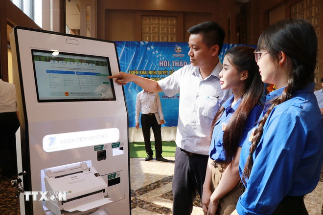 Trải nghiệm ứng dụng khoa học công nghệ, chuyển đổi số vào cuộc sống tại Đồng Nai. (Ảnh: Lê Xuân/TTXVN) ttxvn-cong-nghe-so.jpg