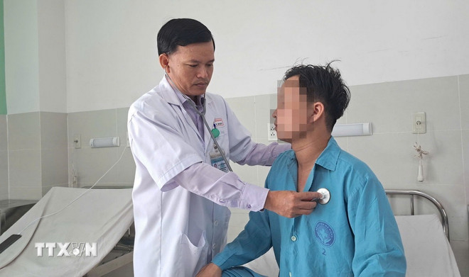의료진이 퇴원 전 환자 응우옌 D.D의 건강 상태를 점검하고 있다. (사진: VNA) ttxvn-da-nang-phau-thuat-2.jpg
