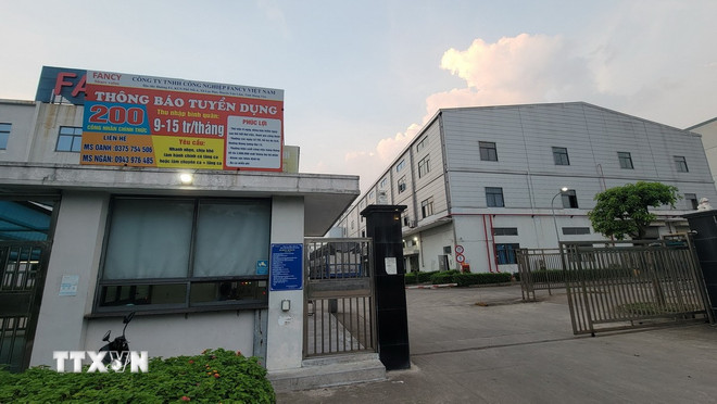 Bảng tuyển dụng lao động tại một Công ty ở Hưng Yên. (Ảnh: Mạnh Khánh/TTXVN) ttxvn-hung-yen-tuyen-dung-1.jpg