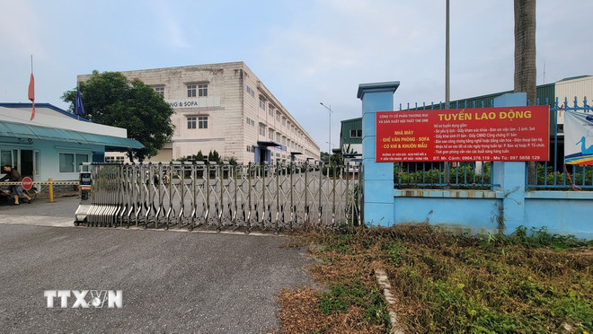 Bảng tuyển dụng lao động tại một công ty ở Hưng Yên. (Ảnh Mạnh Khánh/TTXVN) ttxvn-hung-yen-tuyen-dung-4.jpg