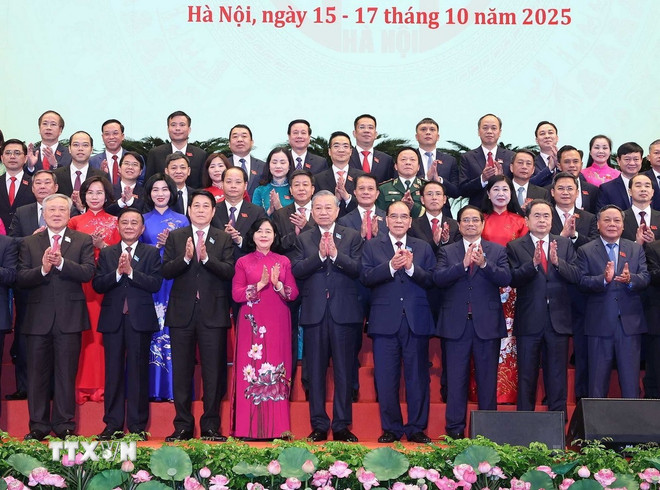 Generalsekretär To Lam, Partei- und Staatsführer sowie ehemalige Partei- und Staatsführer mit Delegierten. (Foto: Thong Nhat/VNA) ttxvn-khai-mac-dai-hoi-dang-bo-thanh-pho-ha-noi-tong-bi-thu-15.jpg
