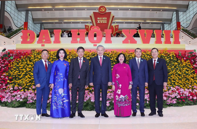 Secretaris-generaal van Lam met afgevaardigden. (Foto: Van Diep/VNA) ttxvn-khai-mac-dai-hoi-dang-bo-thanh-pho-ha-noi-tong-bi-thu-1.jpg