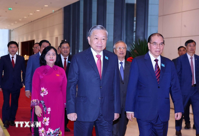 Secretaris-generaal van Lam woont het 18e partijcongres van Hanoi bij, termijn 2025-2030. (Foto: Van Diep/VNA) ttxvn-khai-mac-dai-hoi-dang-bo-thanh-pho-ha-noi-tong-bi-thu-3.jpg