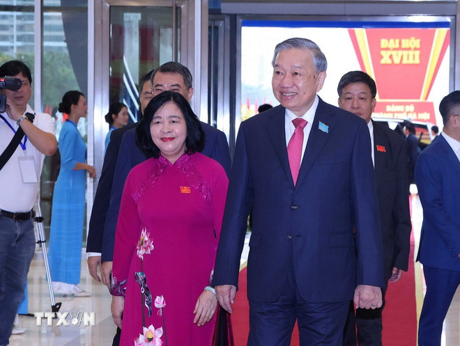 Secretaris-generaal van Lam woont het 18e partijcongres van Hanoi bij, termijn 2025-2030. (Foto: Van Diep/VNA) ttxvn-khai-mac-dai-hoi-dang-bo-thanh-pho-ha-noi-tong-bi-thu-2.jpg