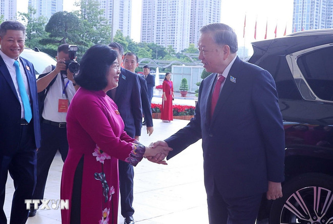 Mevrouw Bui Thi Minh Hoai, lid van het Politbureau en secretaris van het Partijcomité van Hanoi, heette secretaris-generaal To Lam welkom op het 18e Partijcongres van Hanoi voor de termijn 2025-2030. (Foto: Van Diep/VNA) ttxvn-khai-mac-dai-hoi-dang-bo-thanh-pho-ha-noi-tong-bi-thu-4.jpg