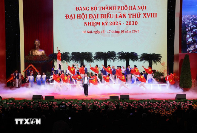 Chương trình biểu diễn văn nghệ chào mừng Đại hội. (Ảnh: Văn Điệp/TTXVN) ttxvn-khai-mac-dai-hoi-dai-bieu-dang-bo-thanh-pho-ha-noi-1.jpg