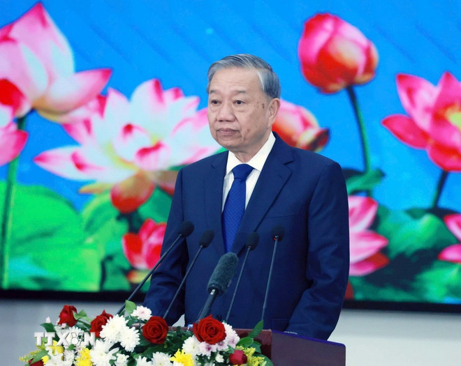 Generalsekretær To Lam holder en tale om politikk ved Laos nasjonale akademi for politikk og offentlig administrasjon. (Foto: Thong Nhat/VNA) ttxvn-tong-bi-thu-phat-bieu-chinh-sach-tai-hoc-vien-chinh-tri-va-hanh-chinh-quoc-gia-lao-3.jpg