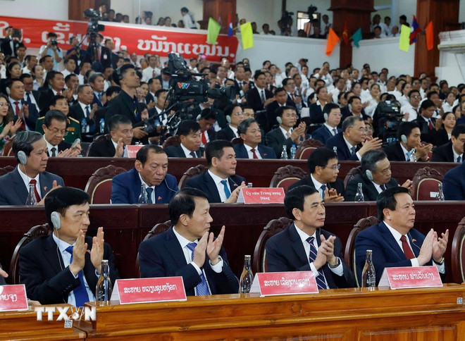 Delegater deltar på den politiske talen til generalsekretær To Lam ved Laos nasjonale akademi for politikk og offentlig administrasjon. (Foto: Thong Nhat/VNA) ttxvn-tong-bi-thu-phat-bieu-chinh-sach-tai-hoc-vien-chinh-tri-va-hanh-chinh-quoc-gia-lao-7.jpg