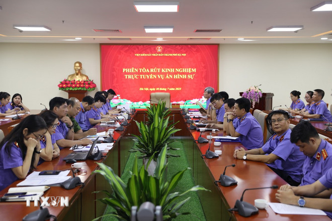 Phiên tòa rút kinh nghiệm trực tuyến là cơ hội để các kiểm sát viên trao đổi kỹ năng nghề nghiệp. (Ảnh: Quốc Lũy/TTXVN) ttxvn-xet-xu-hinh-su-truc-tuyen-3.jpg