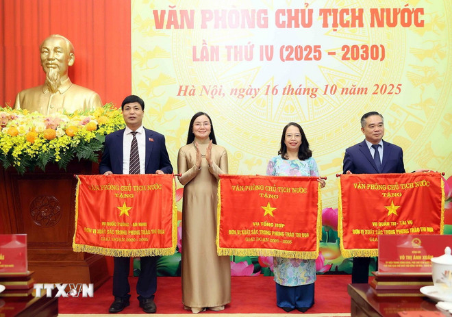 Deputy Head of the Office of the President Phan Thi Kim Oanh presents Emulation Flags to collectives. (Photo: An Dang/VNA) ttxvn-dai-hoi-thi-dua-yeu-nuoc-van-phong-chu-tich-nuoc-3.jpg