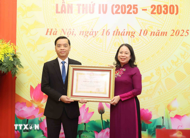 Vice President Vo Thi Anh Xuan presented the Third Class Labor Medal to Deputy Head of the Organization and Administration Department Tran Trung Hieu. (Photo: An Dang/VNA) ttxvn-dai-hoi-thi-dua-yeu-nuoc-van-phong-chu-tich-nuoc-2.jpg