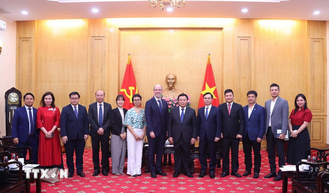 Giáo sư-Tiến sỹ Nguyễn Xuân Thắng và Phó Chủ tịch Tập đoàn Google, Phụ trách Quan hệ chính phủ và Chính sách công cho các thị trường mới nổi với các đại biểu. (Ảnh: Văn Điệp/TTXVN) ttxvn-nguyen-xuan-thang-tiep-pho-chu-tich-tap-doan-google-1.jpg