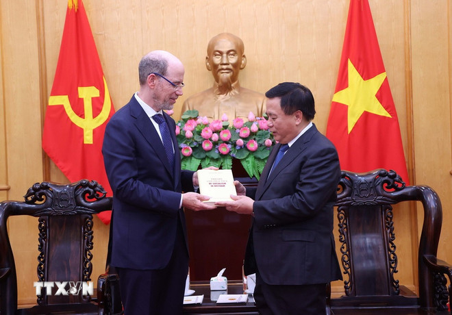Giáo sư-Tiến sỹ Nguyễn Xuân Thắng tặng cuốn sách của cố Tổng Bí thư Nguyễn Phú Trọng cho Phó Chủ tịch Tập đoàn Google, Phụ trách Quan hệ chính phủ và Chính sách công cho các thị trường mới nổi. (Ảnh: Văn Điệp/TTXVN) ttxvn-nguyen-xuan-thang-tiep-pho-chu-tich-tap-doan-google-3.jpg