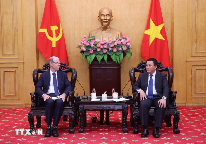 Giáo sư-Tiến sỹ Nguyễn Xuân Thắng tiếp Phó Chủ tịch Tập đoàn Google, Phụ trách Quan hệ chính phủ và Chính sách công cho các thị trường mới nổi. (Ảnh: Văn Điệp/TTXVN) ttxvn-nguyen-xuan-thang-tiep-pho-chu-tich-tap-doan-google-4.jpg