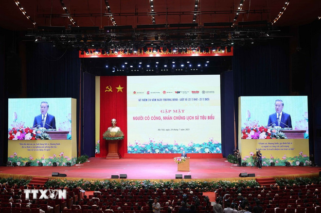 ttxvn-tong-bi-thu-to-lam-nguoi-co-cong-nhan-chung-lich-su-5.jpg