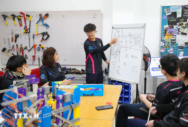 로봇공학 및 인공지능 동아리의 많은 학생들이 과학 연구에 대한 창의성과 성실함을 바탕으로 국제 대회에서 명망 있는 메달을 수상했습니다. (사진: Thanh Tung/VNA) ttxvn-nghien-cuu-khoa-hoc.jpg