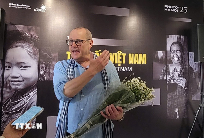 Fotografer Inggris Andy Soloman memberikan wawancara pers. (Foto: Phuong Thanh/VNA) ttxvn-andy-soloman.jpg