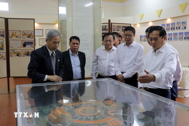Phó Thủ tướng Chính phủ Bùi Thanh Sơn (ngoài cùng bên phải) tham quan Phòng truyền thống của Viện Nghiên cứu hạt nhân tại Đà Lạt. (Ảnh Chu Quốc Hùng/TTXVN) ttxvn-pho-thu-tuong-bui-thanh-son-vien-nghien-cuu-hat-nhan-tai-da-lat-4.jpg