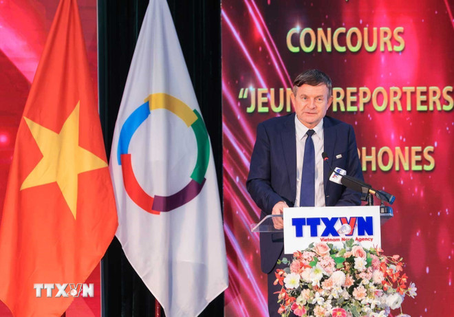 លោក Edgar Doerig ប្រធានតំណាងប្រចាំតំបន់អាស៊ីប៉ាស៊ីហ្វិកនៃអង្គការអន្តរជាតិនៃភាសាបារាំង (REPAP) ដែលជាអ្នកឧបត្ថម្ភធំនៃការប្រកួតនិយាយ។ (រូបថត៖ Hoang Hieu/VNA) ttxvn-le-trao-giai-cuoc-thi-phong-vien-tre-phap-ngu-2025-7.jpg