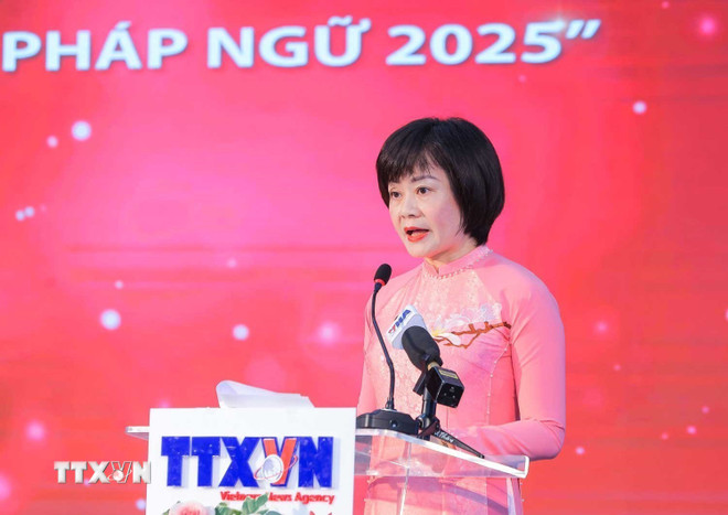 និពន្ធនាយកនៃកាសែត Le Courrier du Vietnam លោក Nguyen Hong Nga ប្រធានគណៈកម្មាធិការរៀបចំការប្រលងបានបើកពិធីនេះ។ (រូបថត៖ Hoang Hieu/VNA) ttxvn-le-trao-giai-cuoc-thi-phong-vien-tre-phap-ngu-2025-6.jpg