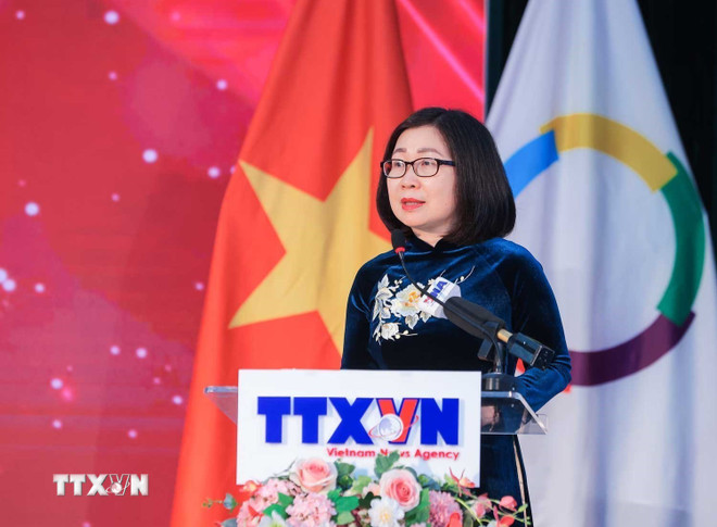 អគ្គនាយករងទីភ្នាក់ងារសារព័ត៌មានវៀតណាម Doan Thi Tuyet Nhung ថ្លែងមតិ។ (រូបថត៖ Hoang Hieu/VNA) ttxvn-le-trao-giai-cuoc-thi-phong-vien-tre-phap-ngu-2025-3.jpg