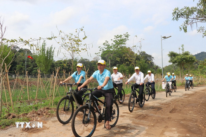 يشارك السياح في تجربة ضمن سلسلة أنشطة المنتج السياحي ttxvn-tuyen-quang-dia-chi-do-4.jpg