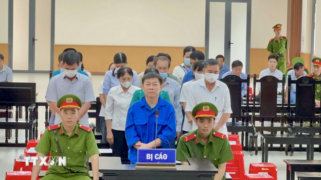 Các bị cáo nghe Hội đồng Xét xử tuyên án. (Ảnh: Thanh Sang/TTXVN) ttxvn-an-gang-lua-dao-2.jpg