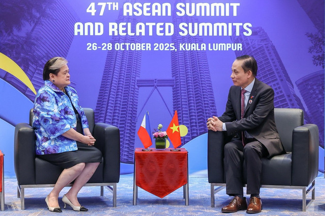 Ministrul de Externe Le Hoai Trung s-a întâlnit cu ministrul de Externe al Filipinelor, Maria Theresa Lazaro. (Sursa: Ministerul Afacerilor Externe) le-hoai-trung-philippines.jpg