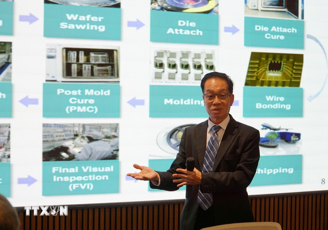 कार्यशाला में विशेषज्ञ अपनी राय साझा करते हुए। (फोटो: थू होई/वीएनए) ttxvn-hoi-thao-chuyen-gia-3.jpg