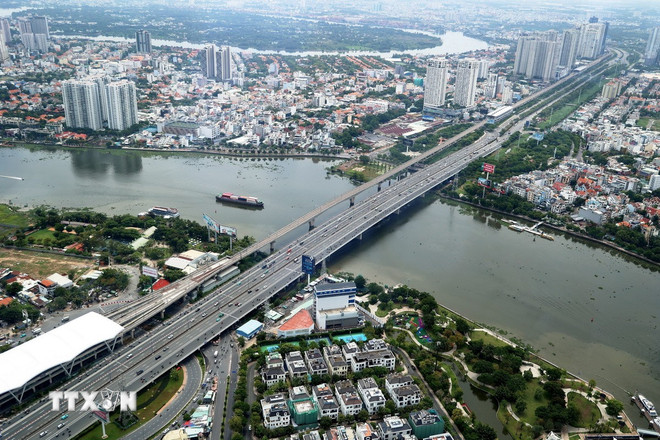 Cầu Sài Gòn 2 song song với cầu Sài Gòn 1 và đường sắt Metro số 1 bắt qua sông Sài Gòn kết nối trung tâm Thành phố Hồ Chí Minh với các đô thị vệ tinh phía Đông. (Ảnh: Hồng Đạt/TTXVN) ttxvn-do-thi-ve-tinh.jpg