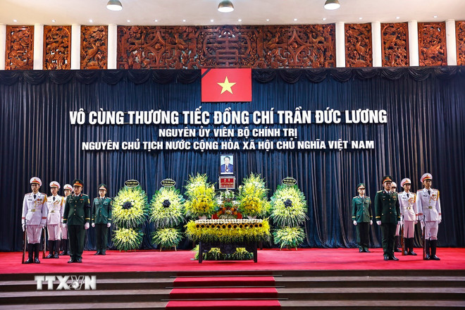 Linh cữu nguyên Chủ tịch nước Trần Đức Lương quàn tại Nhà tang lễ Quốc gia số 5 Trần Thánh Tông, Hà Nội. (Ảnh: TTXVN) ttxvn-le-quoc-tang-nguyen-chu-tich-nuoc-tran-duc-luong-2.jpg