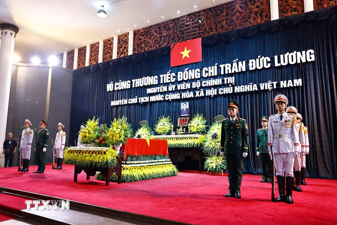 Linh cữu nguyên Chủ tịch nước Trần Đức Lương quàn tại Nhà tang lễ Quốc gia số 5 Trần Thánh Tông, Hà Nội. (Ảnh: TTXVN) ttxvn-le-quoc-tang-nguyen-chu-tich-nuoc-tran-duc-luong-1.jpg