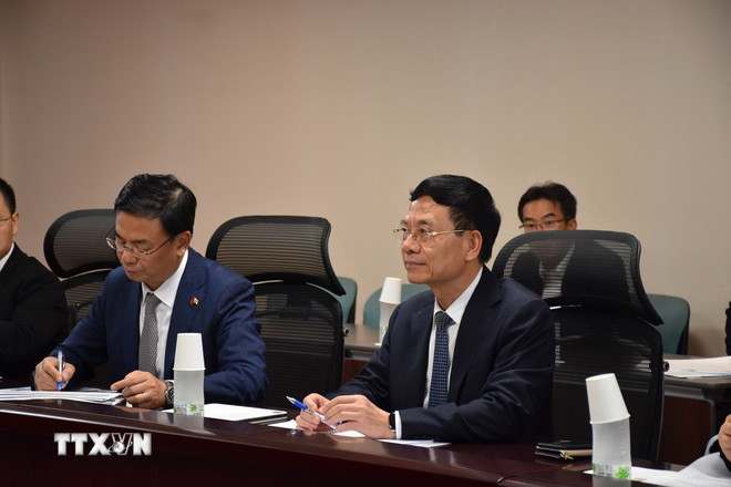 Minister of Science and Technology Nguyen Manh Hung works with leaders of the Japan Science and Technology Agency (JST). (Photo: Xuan Giao/VNA) ttxvn-viet-nhat-cong-nghe-1.jpg