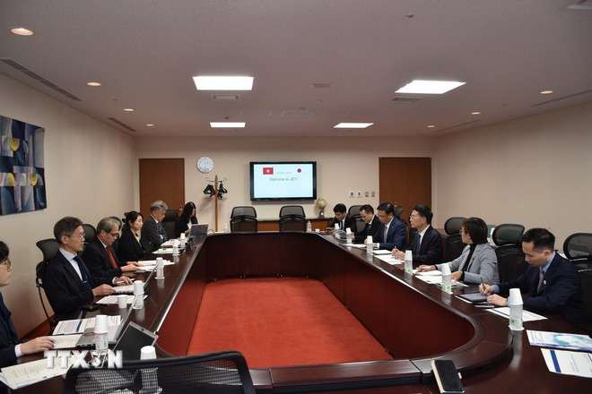Minister of Science and Technology Nguyen Manh Hung works with leaders of the Japan Science and Technology Agency (JST). (Photo: Nguyen Tuyen/VNA) ttxvn-viet-nhat-cong-nghe-2.jpg