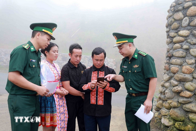 Cán bộ đội vận động quần chúng Đồn Biên phòng Sin Suối Hồ hướng dẫn người dân cách vào hòm thư để gửi thông tin tố giác tội phạm và ẩn danh. (Ảnh: Quý Trung/TTXVN) ttxvn-hom-thu-dien-tu-an-danh-3.jpg