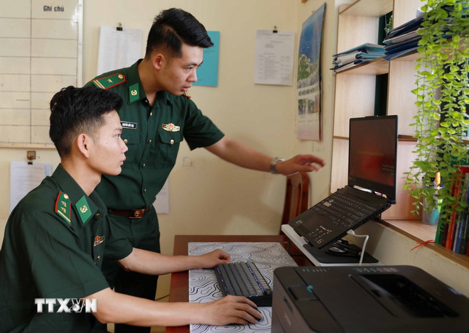 Cán bộ trực ban Đồn Biên phòng Sin Suối Hồ kiểm tra, tiếp nhận thông tin tố giác tội phạm qua hòm thư điện tử tới đơn vị. (Ảnh: Quý Trung/TTXVN) ttxvn-hom-thu-dien-tu-an-danh-4.jpg