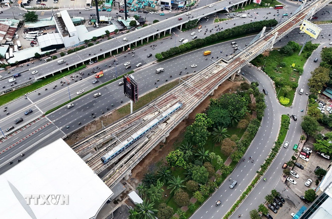 Tàu metro qua ga Tân Cảng. (Ảnh: Hồng Đạt/TTXVN) ttxvn-tau-metro.jpg