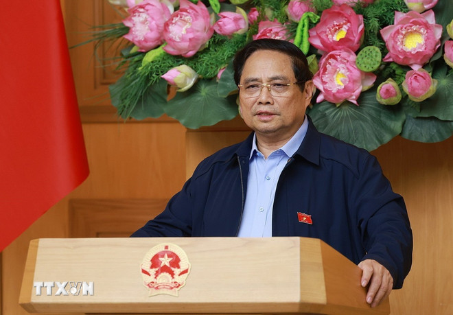 นายกรัฐมนตรี ฝ่ามมิงห์จิญ เป็นประธานการประชุม (ภาพ: Duong Giang/VNA) ttxvn-thu-tuong-chu-tri-cuoc-hop-ve-phat-trien-san-du-lieu-1.jpg