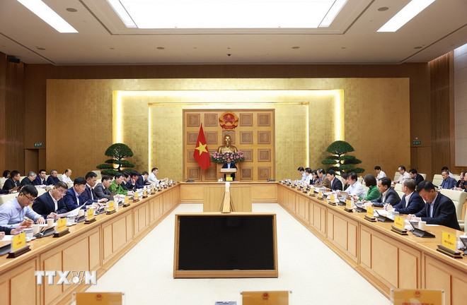 นายกรัฐมนตรีเรียกร้องให้มีการพัฒนาและดำเนินนโยบายเพื่อพัฒนาการแลกเปลี่ยนข้อมูลที่ก้าวล้ำ (ภาพ: Duong Giang/VNA) ttxvn-thu-tuong-chu-tri-cuoc-hop-ve-phat-trien-san-du-lieu-3.jpg