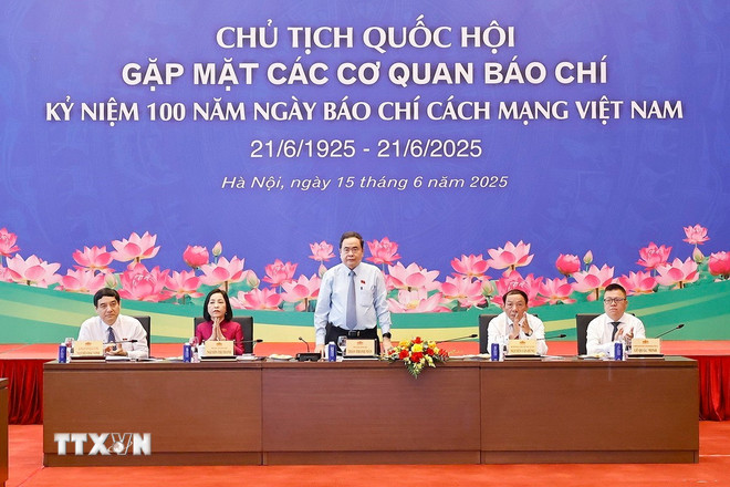 ប្រធានរដ្ឋសភាលោក Tran Thanh Man ជួបជាមួយភ្នាក់ងារសារព័ត៌មាន។ (រូបថត៖ Doan Tan/VNA) ttxvn-chu-tich-quoc-hoi-tran-thanh-man-gap-mat-cac-co-quan-bao-chi-2.jpg
